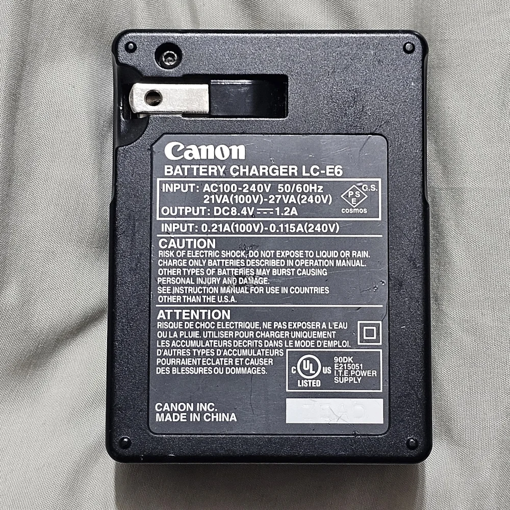 Canon LC-E6 Charger + 2 LPE-6 Batteries